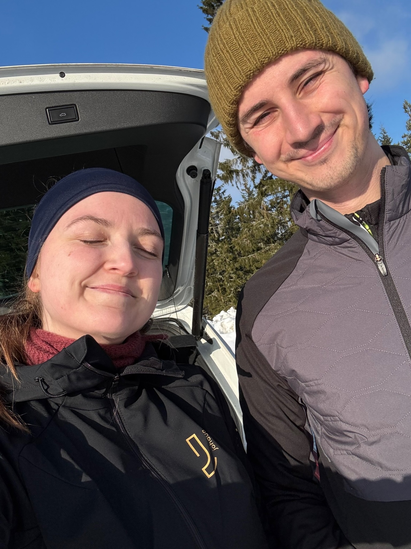 Agnes och David i vinterkläder en solig vinterdag