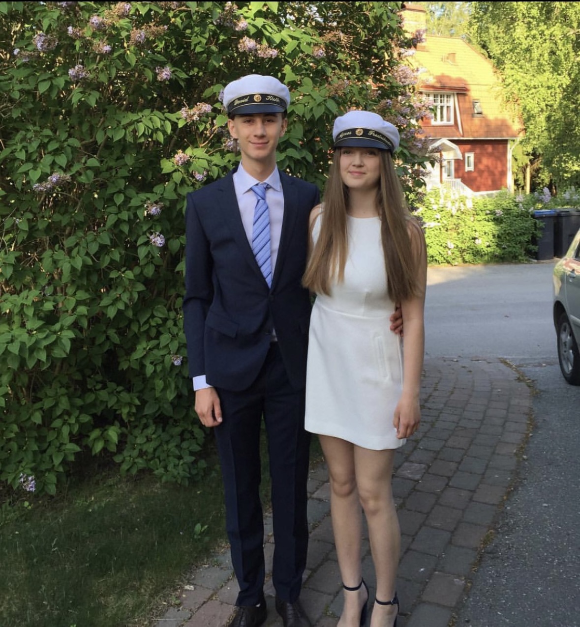 Agnes och David med studentmössor