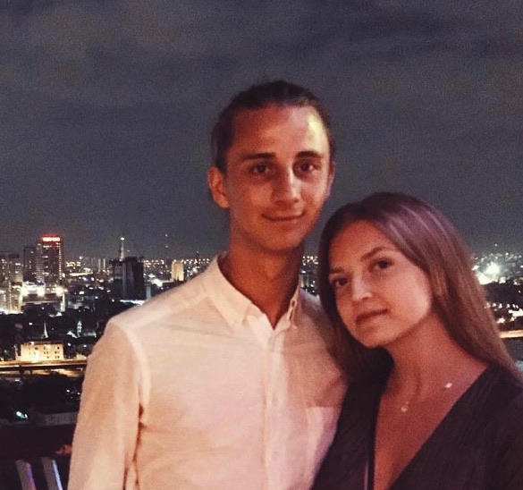 Agnes och David en kväll med stadens ljus bakom