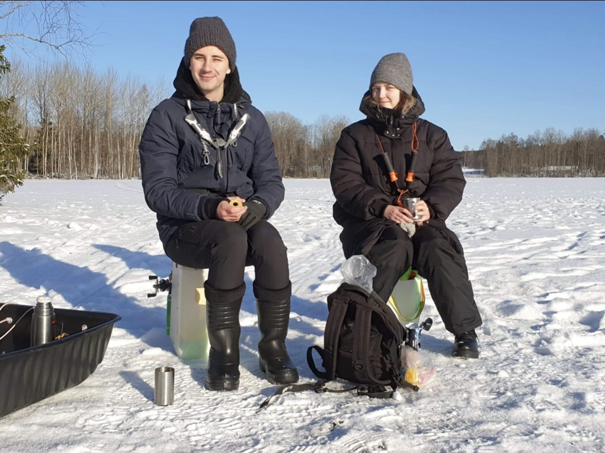 Agnes och David på isfiske en vinterdag