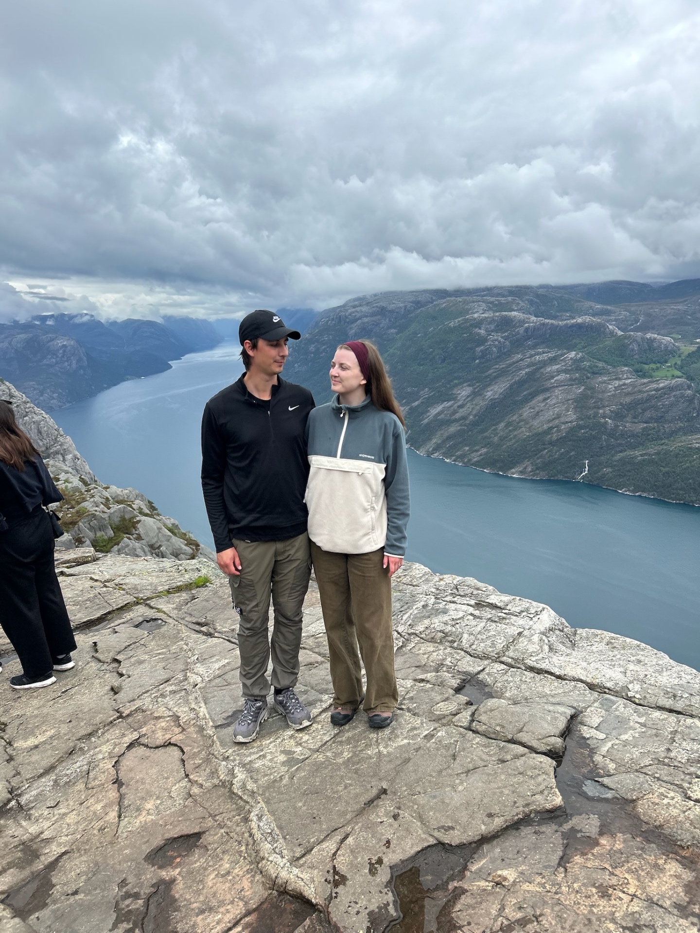 Agnes och David på en klipphäll högt över en fjord