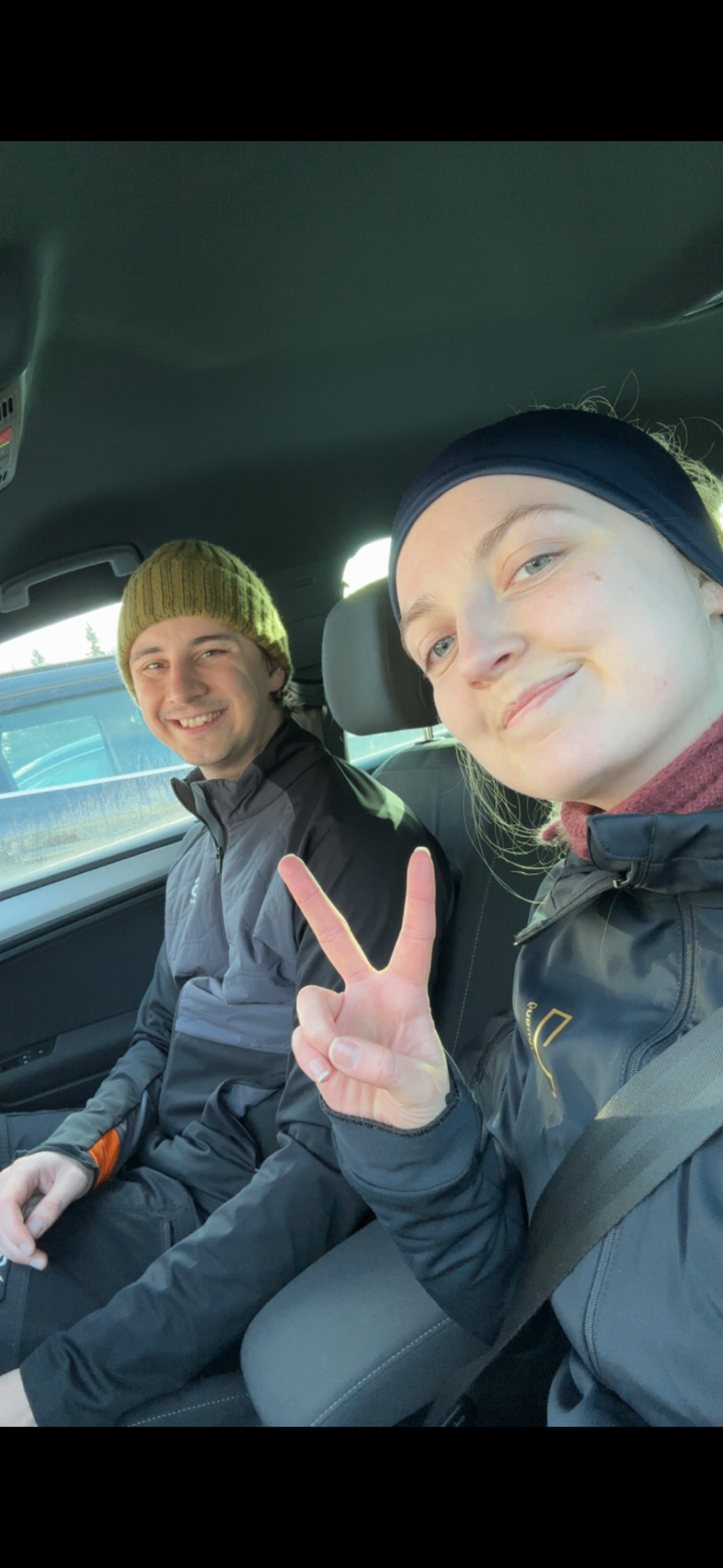 Agnes och David i bilen på väg mot fjällen