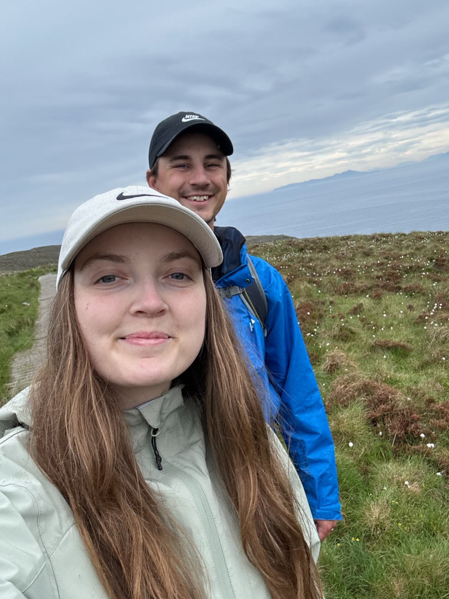 Agnes och David på en vandring längs kusten