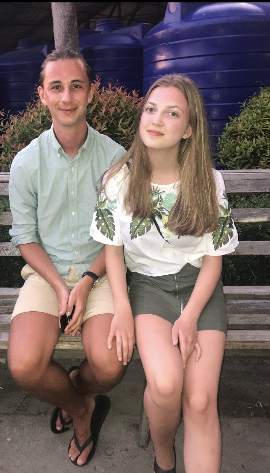 Agnes och David på en bänk under en resa